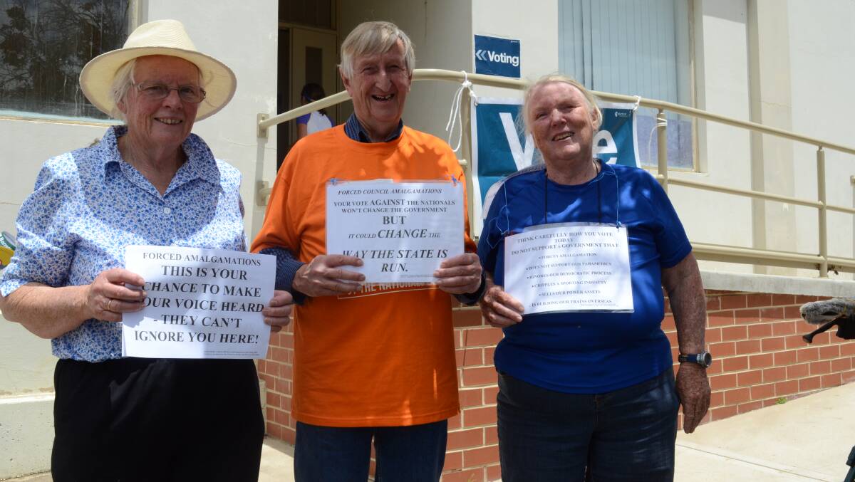 Anti-amalgamation campigners Marj Bollinger, Derek Johnson and Ros Champman urge voters to look after Cabonne when they vote in the Orange byelection. Photo: LYNN PINKERTON