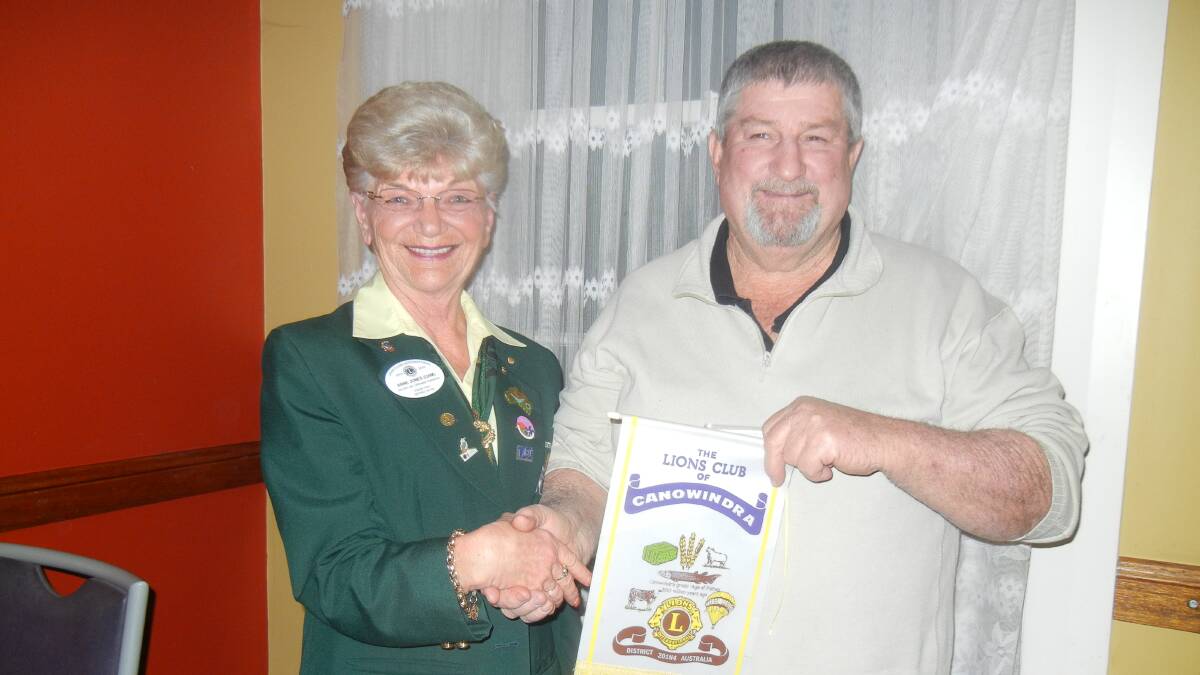 Vice District Governor Lion Anne Jones receiving a Canowindra Lions Club banner from President Lion Darryl Fliedner at her Official Visit to the Club.