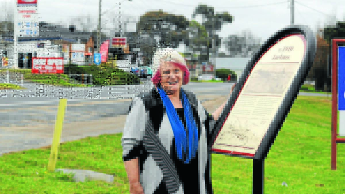 Helen Livingstone of Two Fat Ladies will hold a fashion parade at the Canowindra Bowling Club.