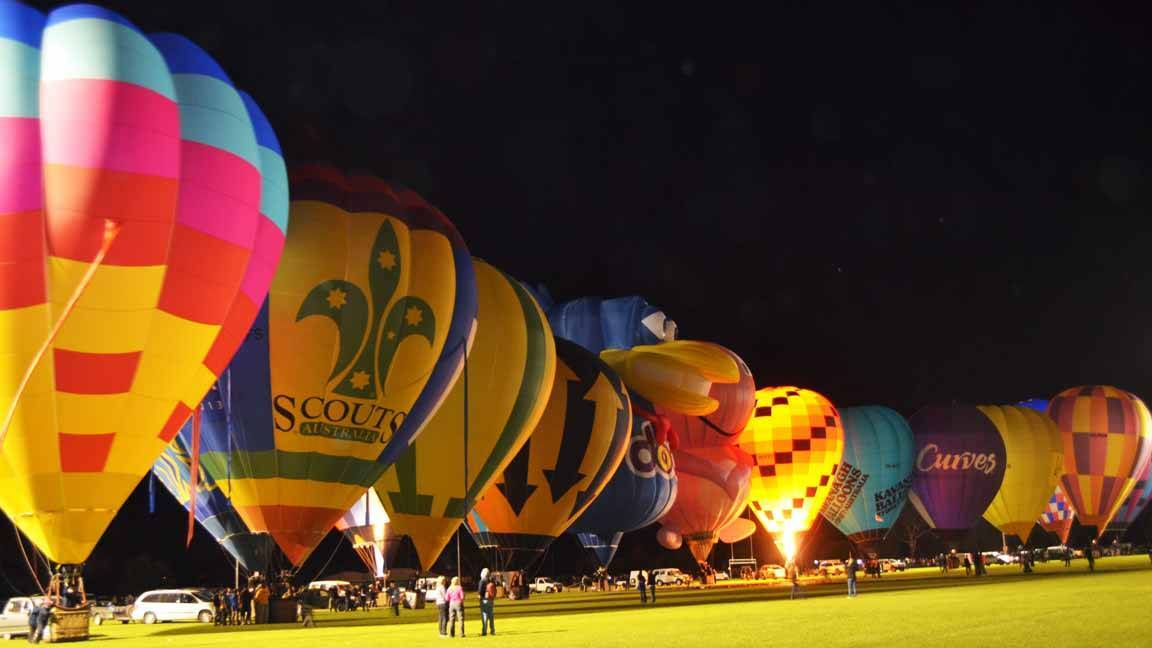 The spectacular Canowindra balloon glow.