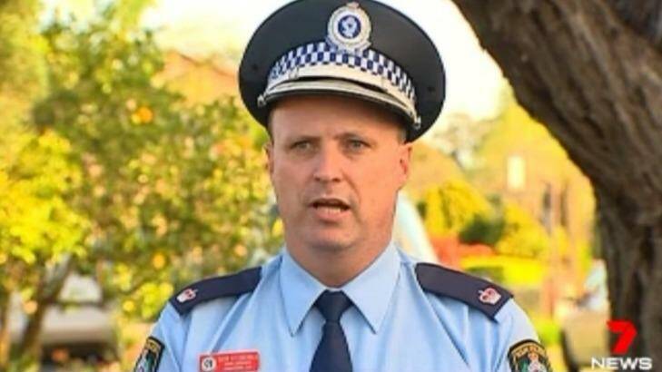 Chief Inspector Glen Fitzgerald addresses the media on Friday afternoon after a man was found dead in Bass Hill. Photo: Seven News