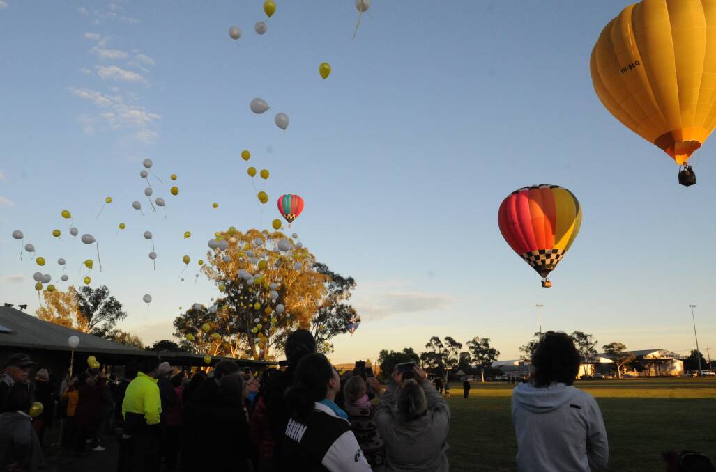 Around 1000 Canowindra and district residents turned out in the town on Sunday morning
