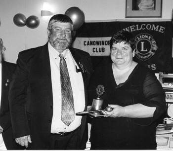 Canowindra Lions Past President Daryl Fleidner hands over the incoming duties to new president Judy Nelder. Photo by Federation Fotos Canowindra.