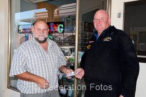 WM Ian Guihot of Lodge Canowindra presenting the proceeds from the Car Boot Sale held on March 17, a cheque for $500, to Ken Willson of the Canowindra Sports Trust for the Fitness path. Photo Federation Fotos Canowindra