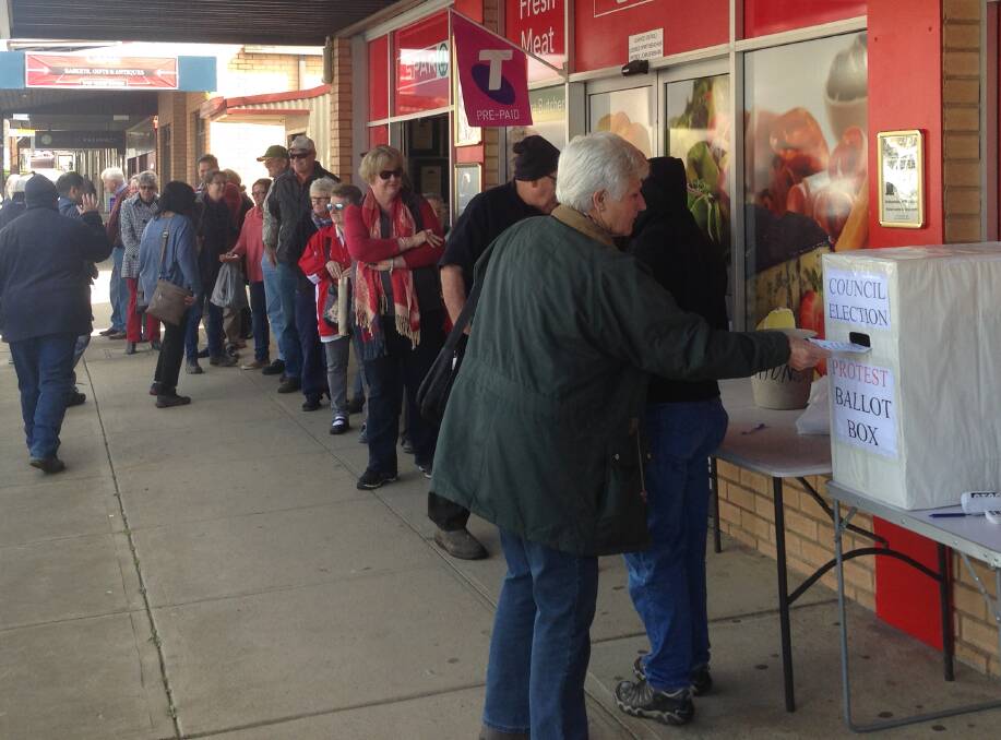 BALLOT PROTEST: Anti amalgamation supporters lined up in Molong on Saturday to object to not being allowed to vote in council elections. Photo: CONTRIBUTED