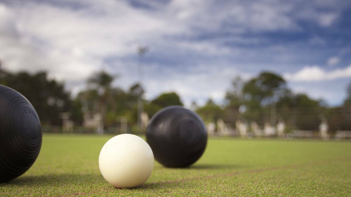 Minor fours and major pairs keep ticking over in men's bowls