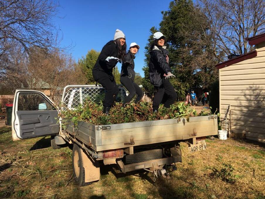 Students from the Big Lift UTS at the Canowindra Community Garden. 