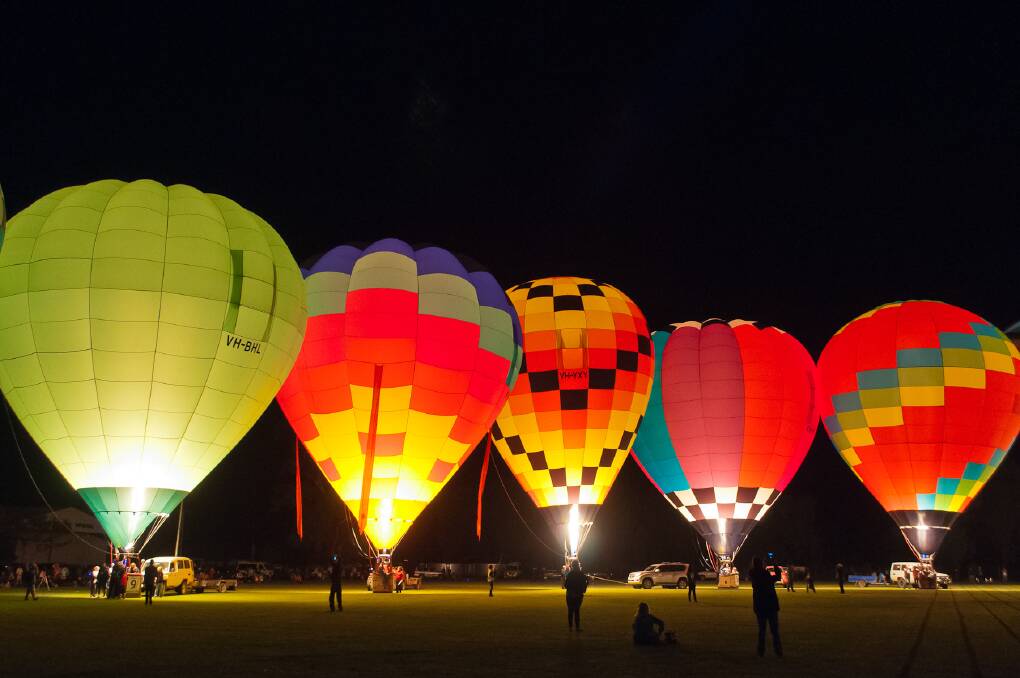 The Canowindra Balloon Glow. Photo - Federation Fotos