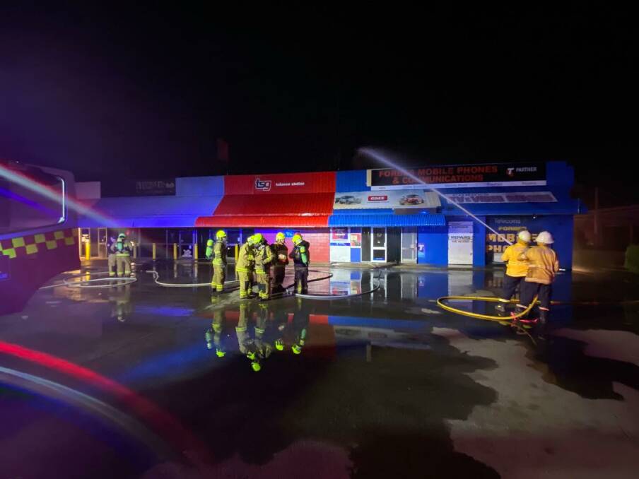 Firefighters were able to extinguish a commercial fire on Rankin St overnight. Image: NSW RFS Mid Lachlan Valley.