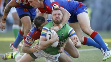 Elliott Whitehead (with ball) may be a reacquainted with Will Pryce when Canberra play Newcastle. (Darren Pateman/AAP PHOTOS)